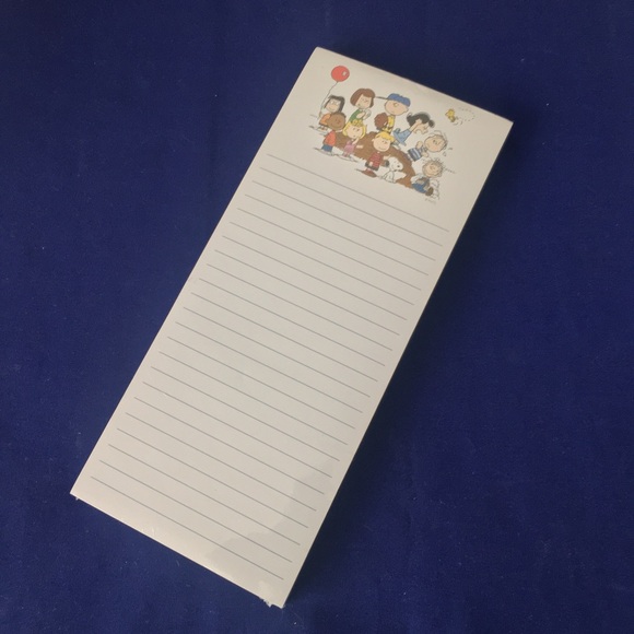 Peanuts Charlie Brown and Friends Magnetic Notepad - Picture 3 of 6